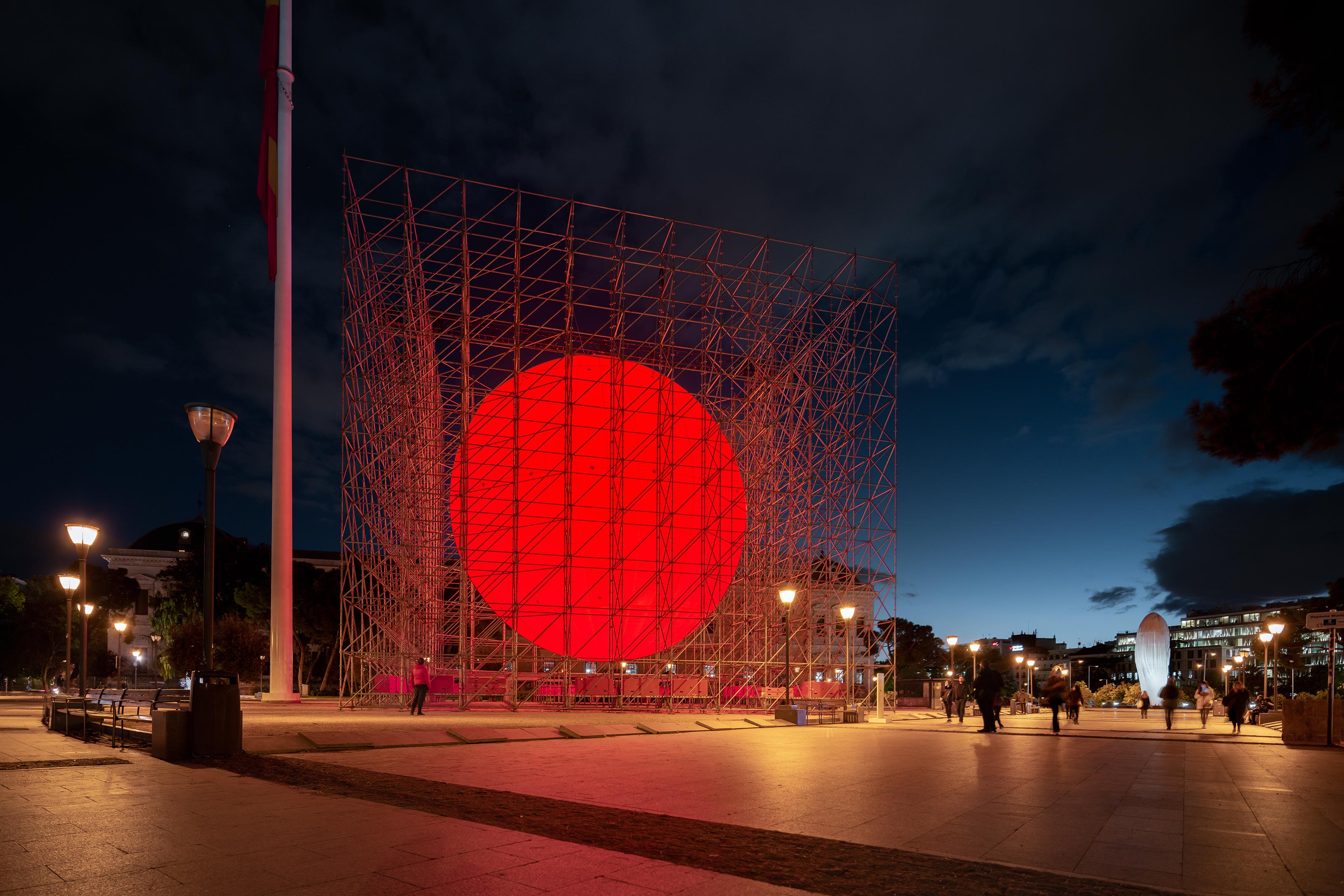 巨型红色球体装置"Tierra"丨德国科隆丨SpY-19