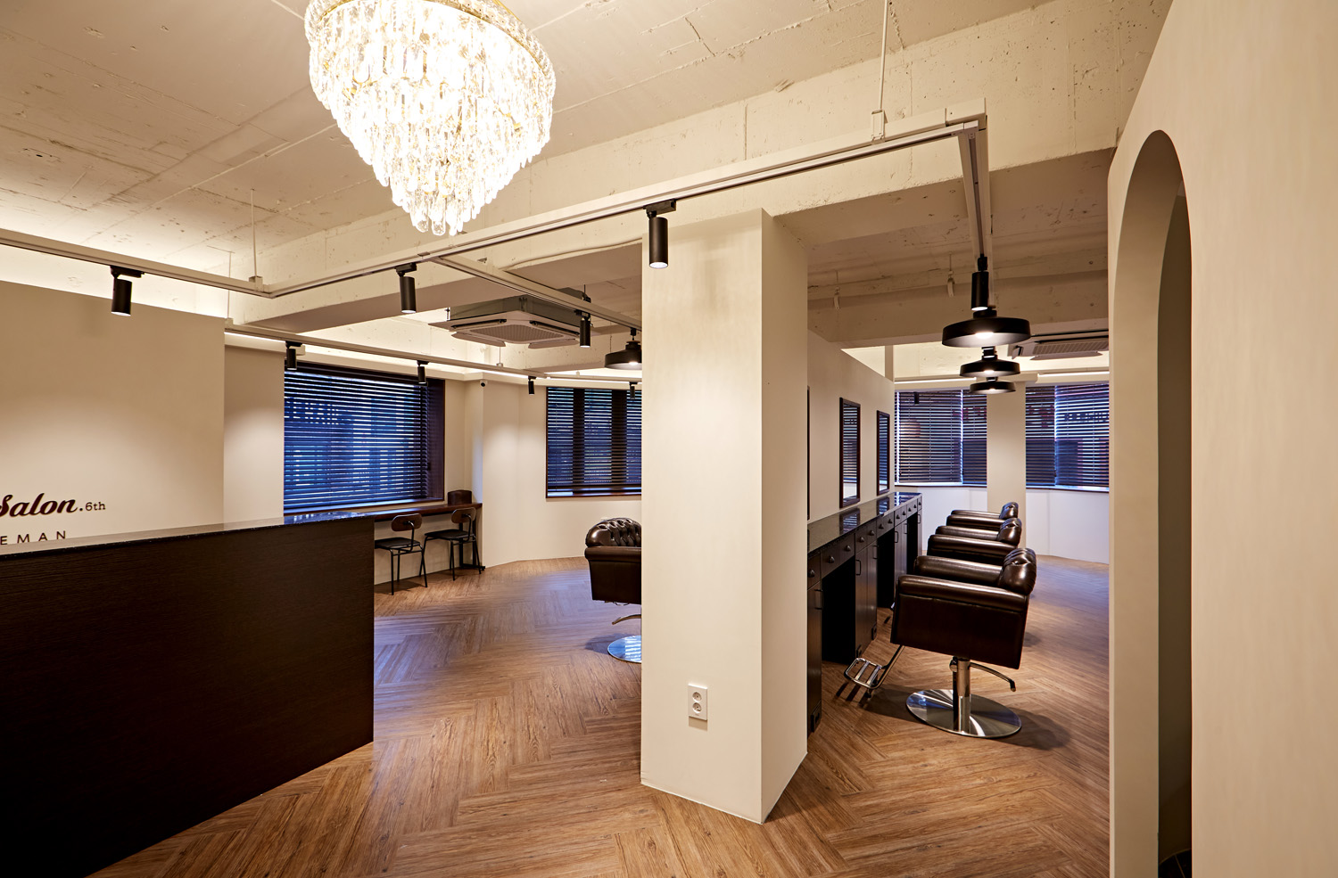 白色与木质，35 平米男士美容室内设计-5