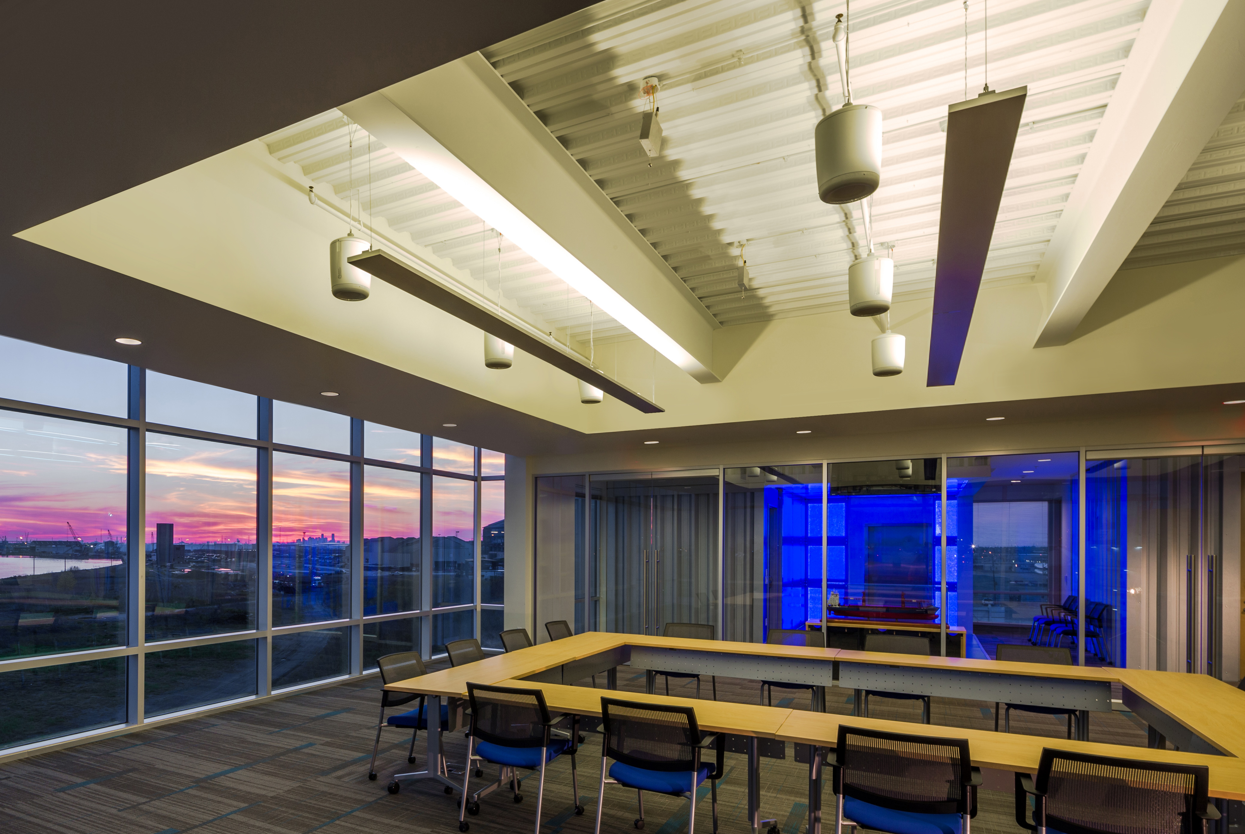 集装箱变身办公建筑的艺术探索-15