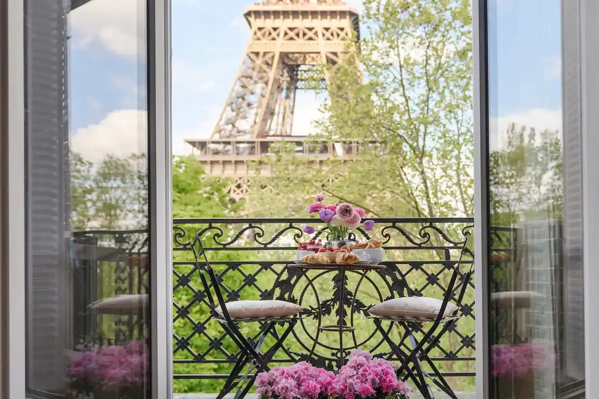 Un appartement classique à Paris avec une vue sur la Tour Eiffel-0