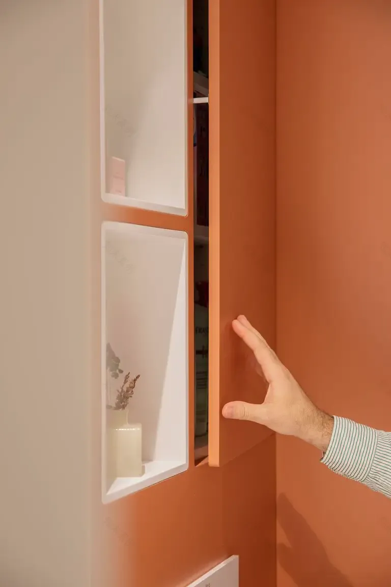 旋转家具打造开放式厨房,绿色与陶土色彩的巧妙运用-24