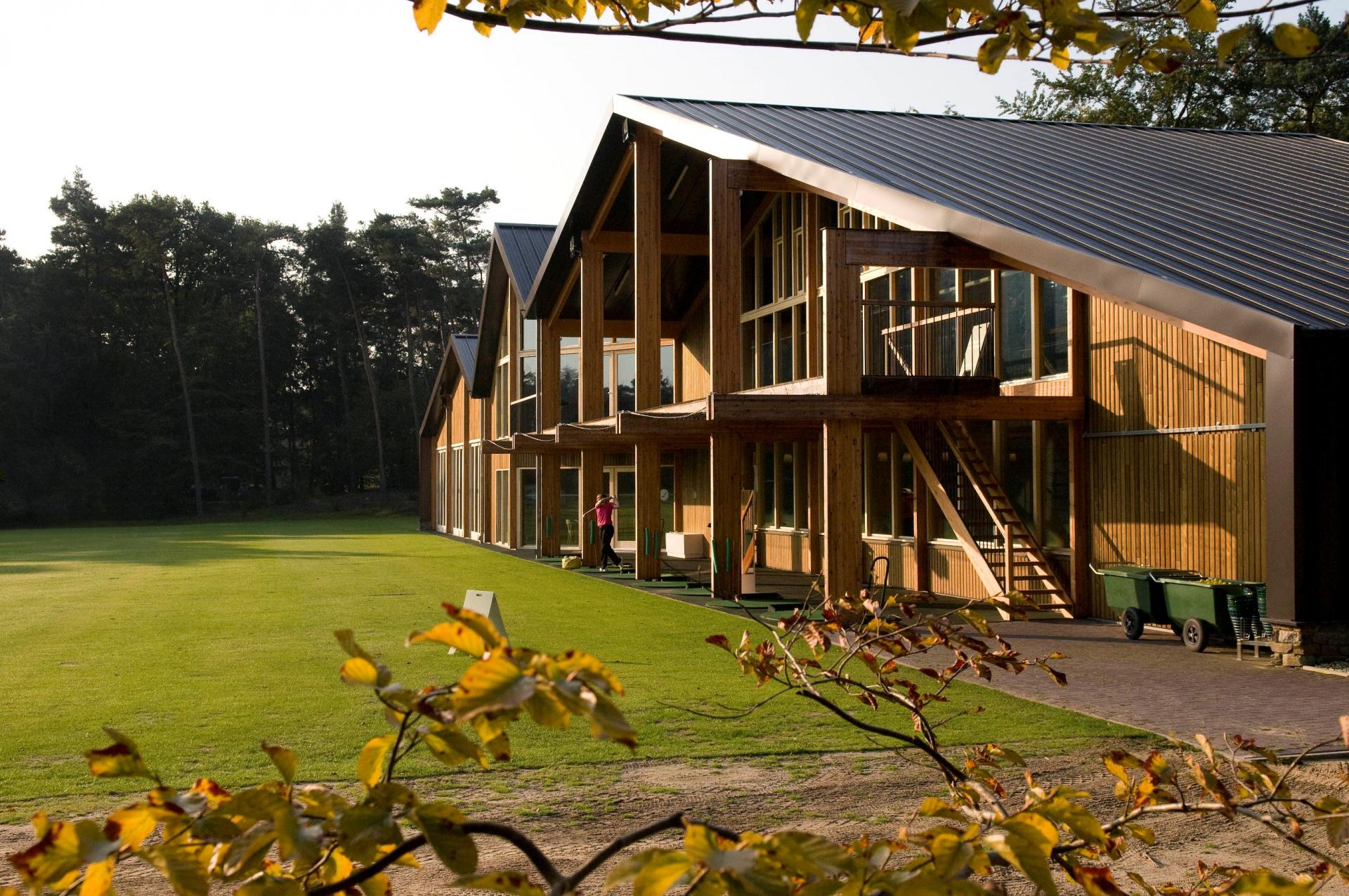 荷兰乡村风格高尔夫俱乐部设计-1