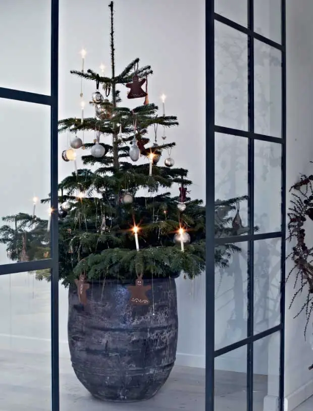 丹麦黑木屋里的自然圣诞-7