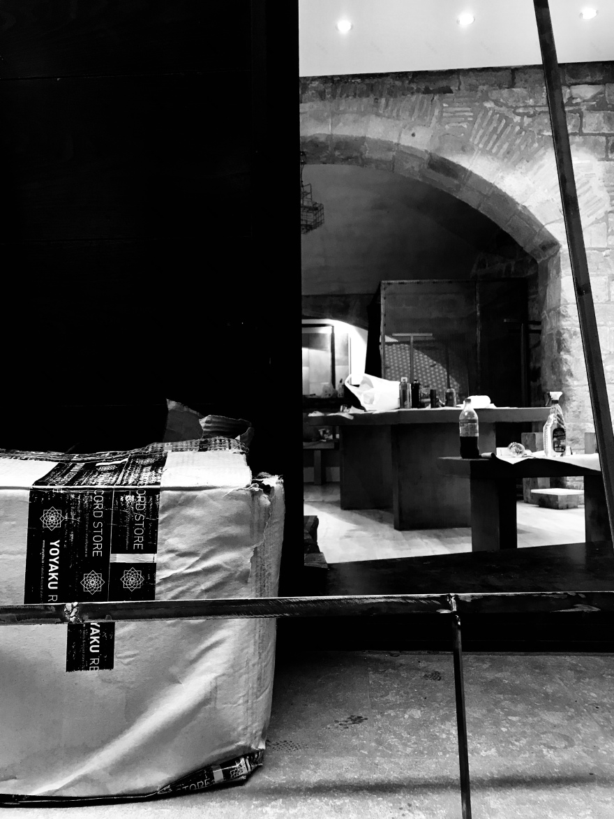 巴塞罗那的暗黑艺术时尚空间-22