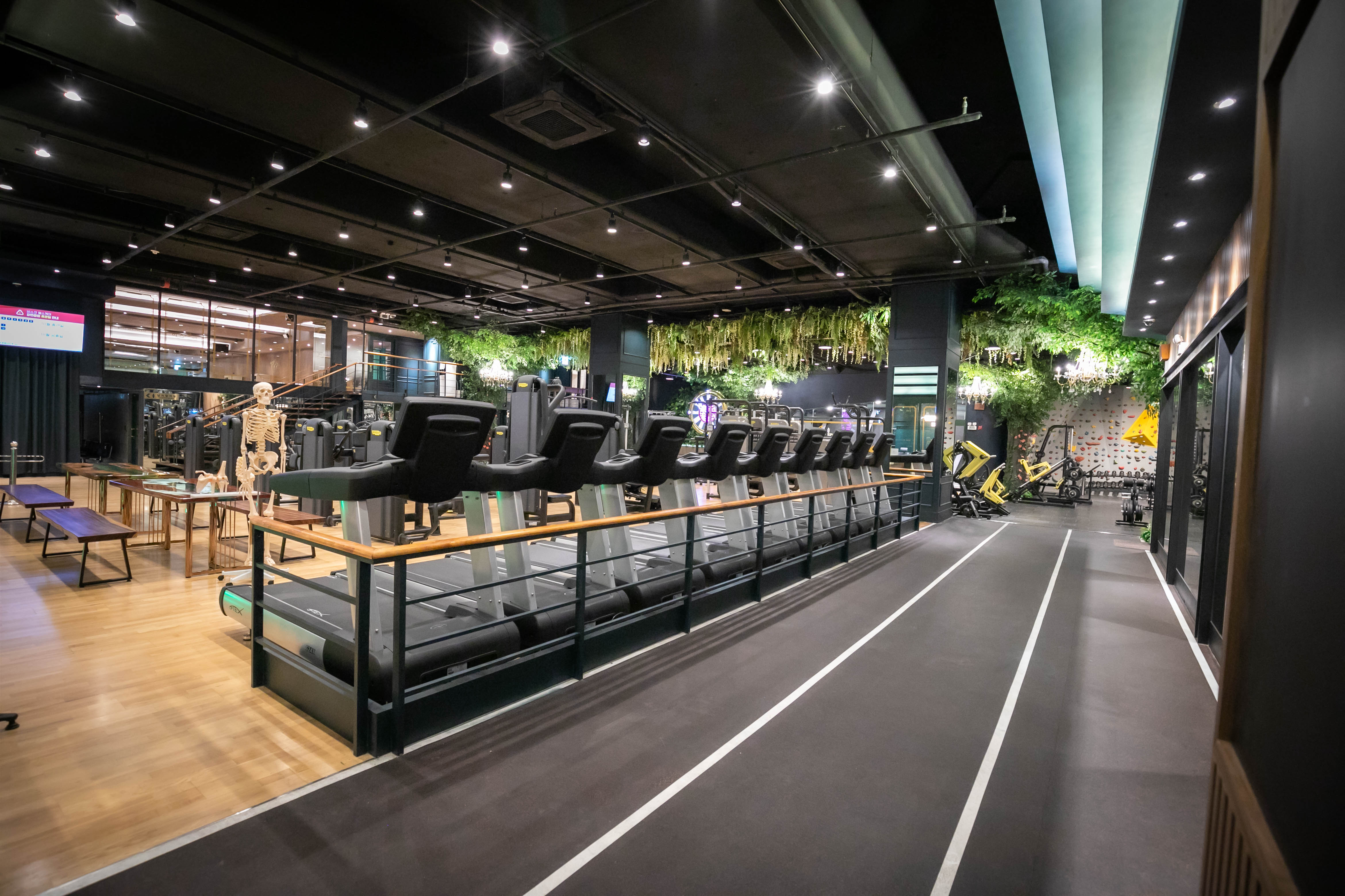 现代工业风格的健身中心设计-11