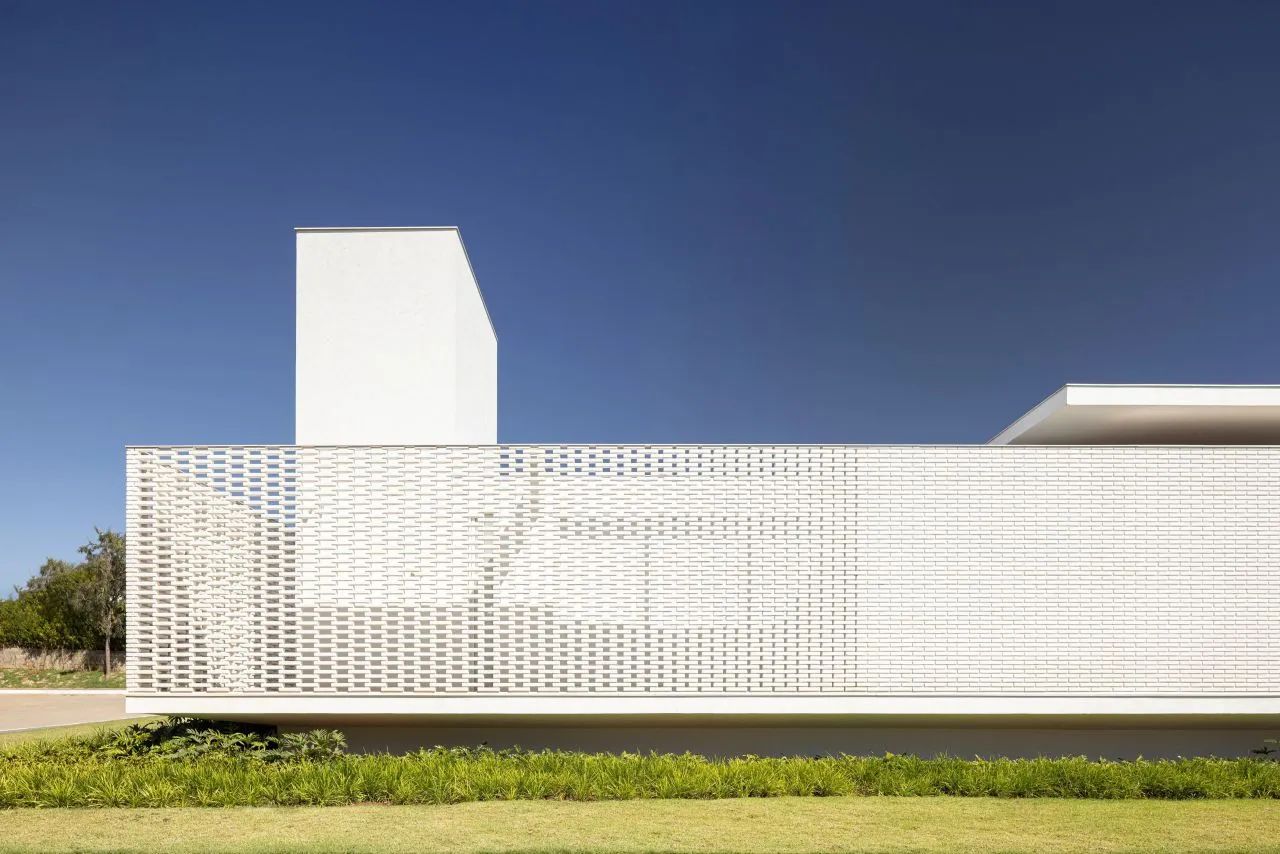 “牛奶蜂巢”屋｜White Bricks 住宅丨巴西巴西利亚丨BLOCO Arquitetos-4