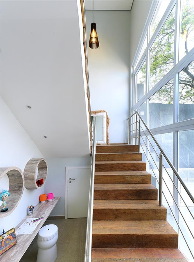 巴西 IBD Arquitetura 诊所设计 | 倾斜屋顶和蓝色调打造宁静医疗空间-5