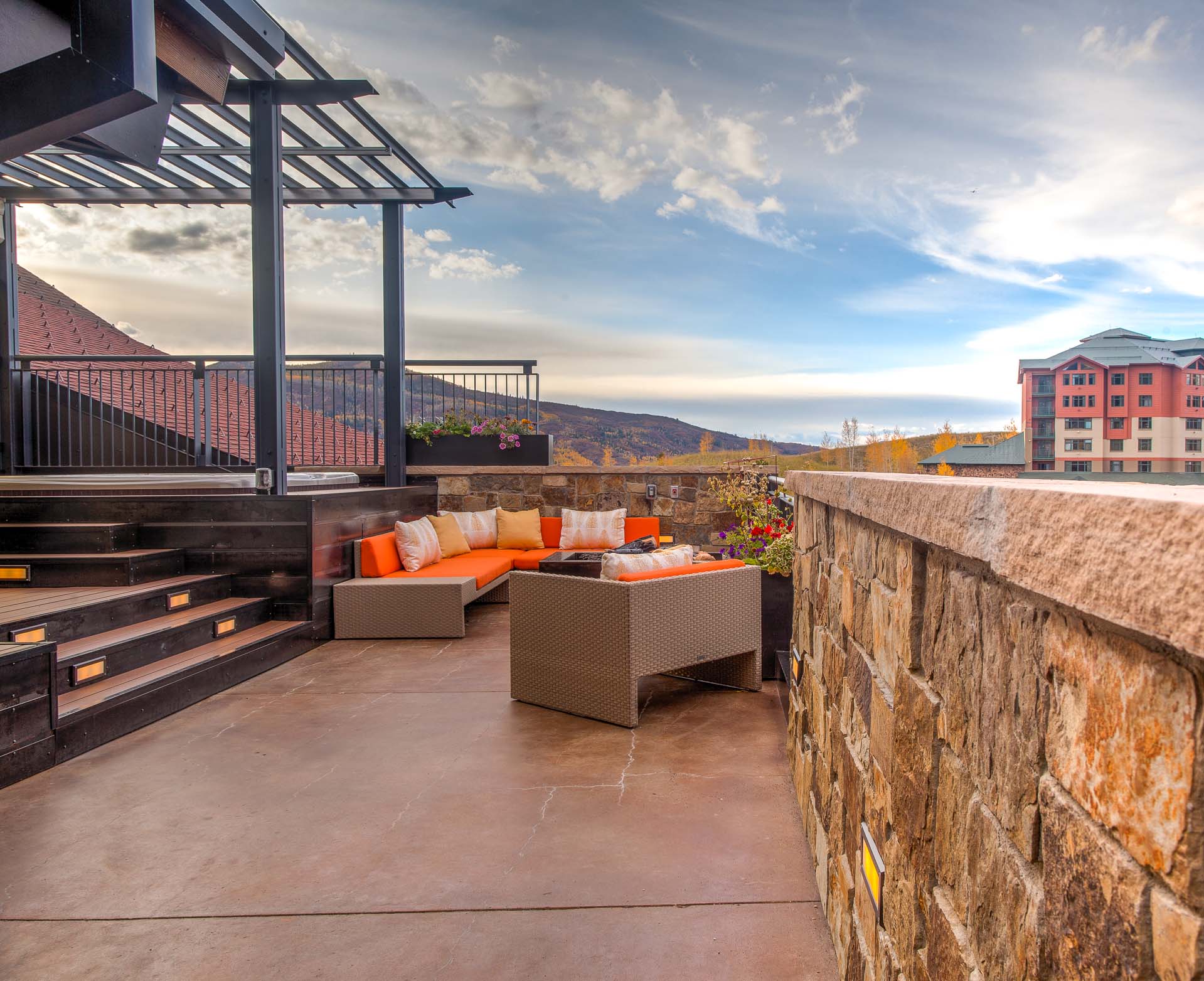 垂直艺术建筑打造四季皆宜的滑雪胜地顶层露台设计-6