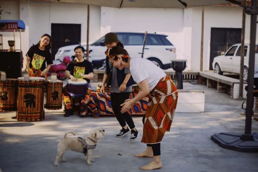 11 个陌生人同居 3 年,私生活首次曝光 | 看似佛系,实则野心勃勃-211