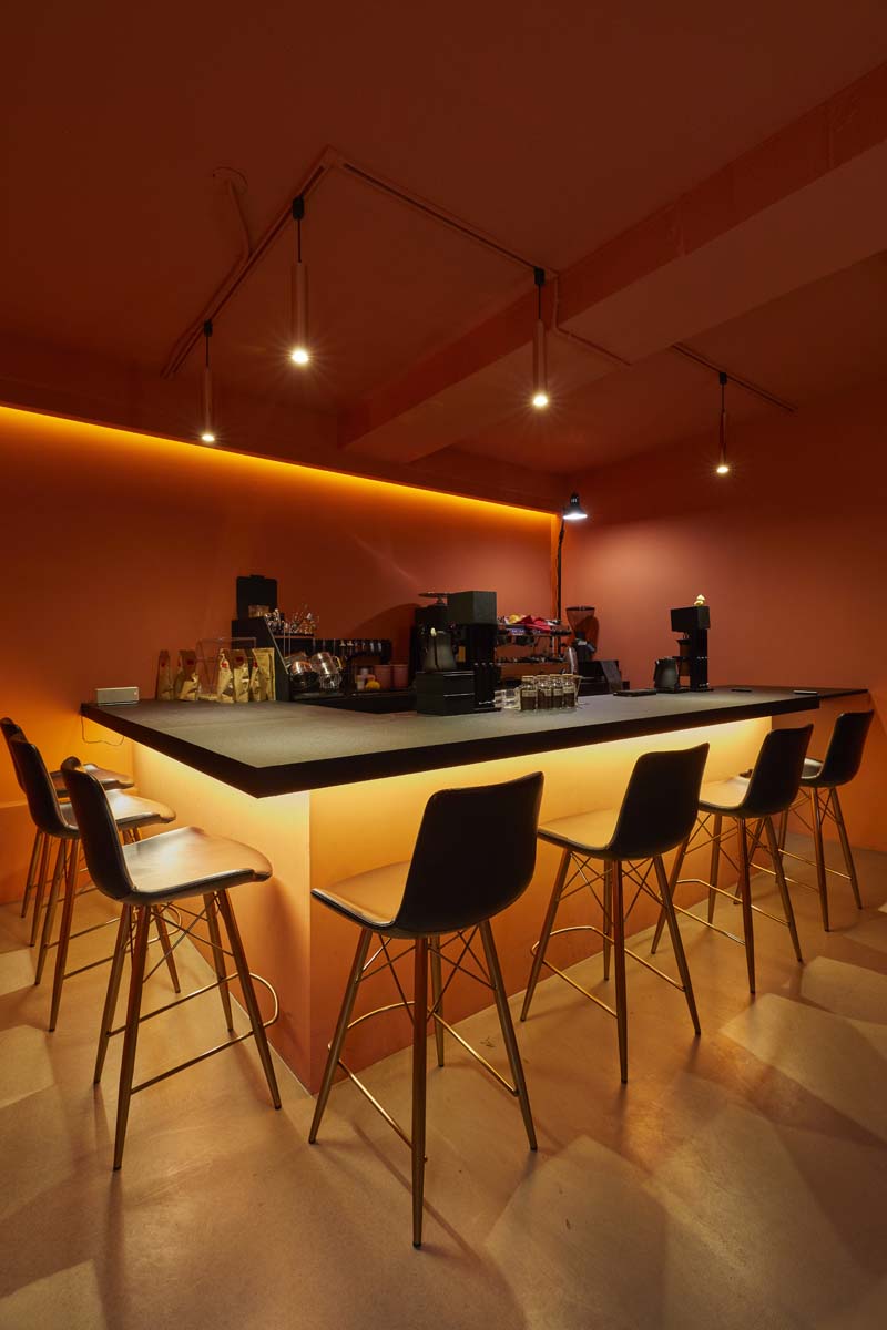 温馨 11 坪咖啡厅，照明与装饰打造别致氛围-6