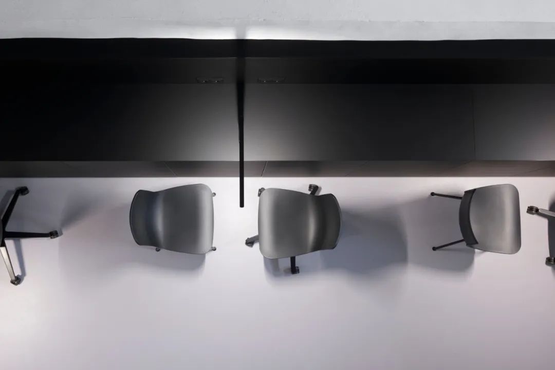 德国奥斯纳布鲁克 Vacuo 纹身工作室,历史建筑中的极简美学-11