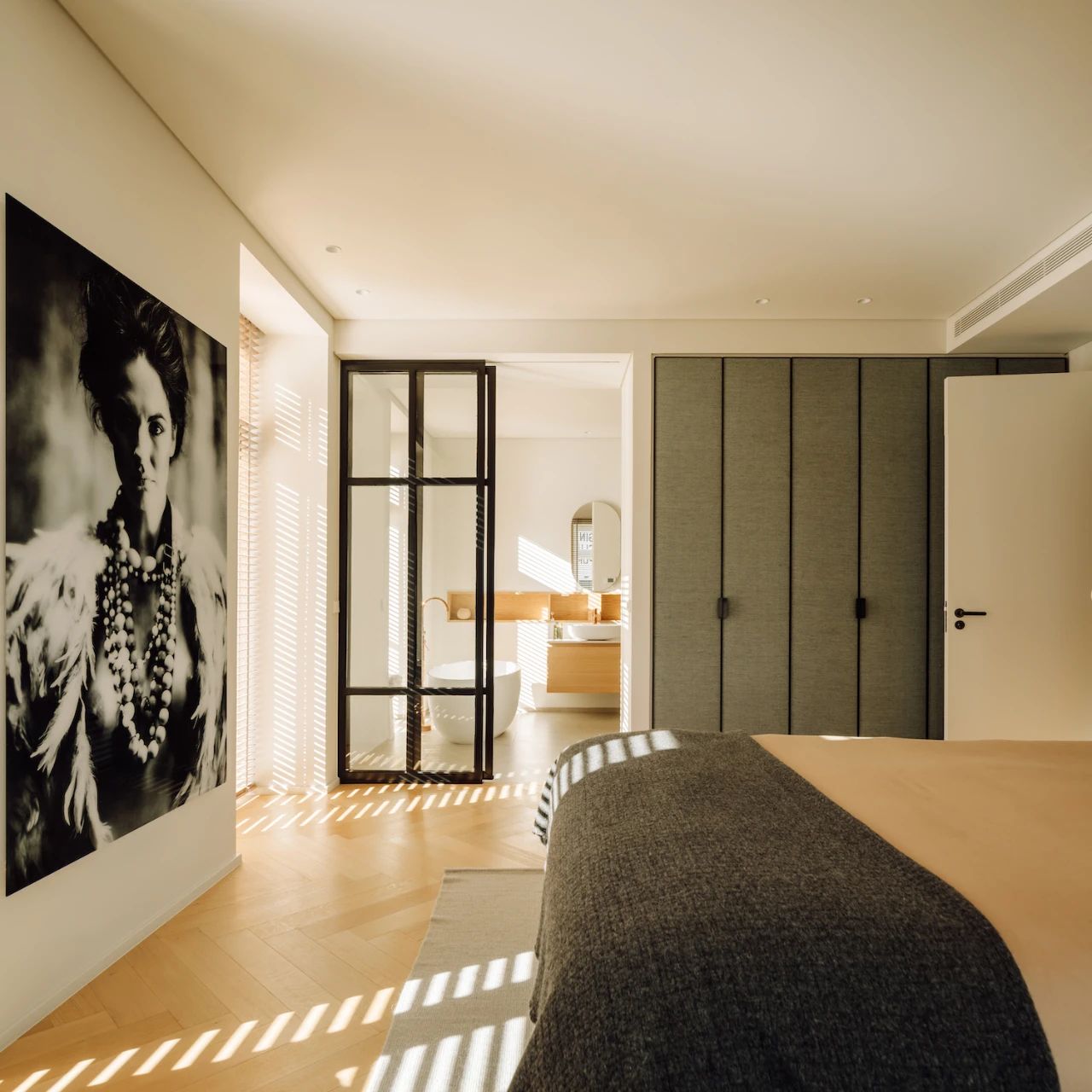 美国现代复古混搭平层设计案例丨葡萄牙里斯本丨Maison Amarande-22