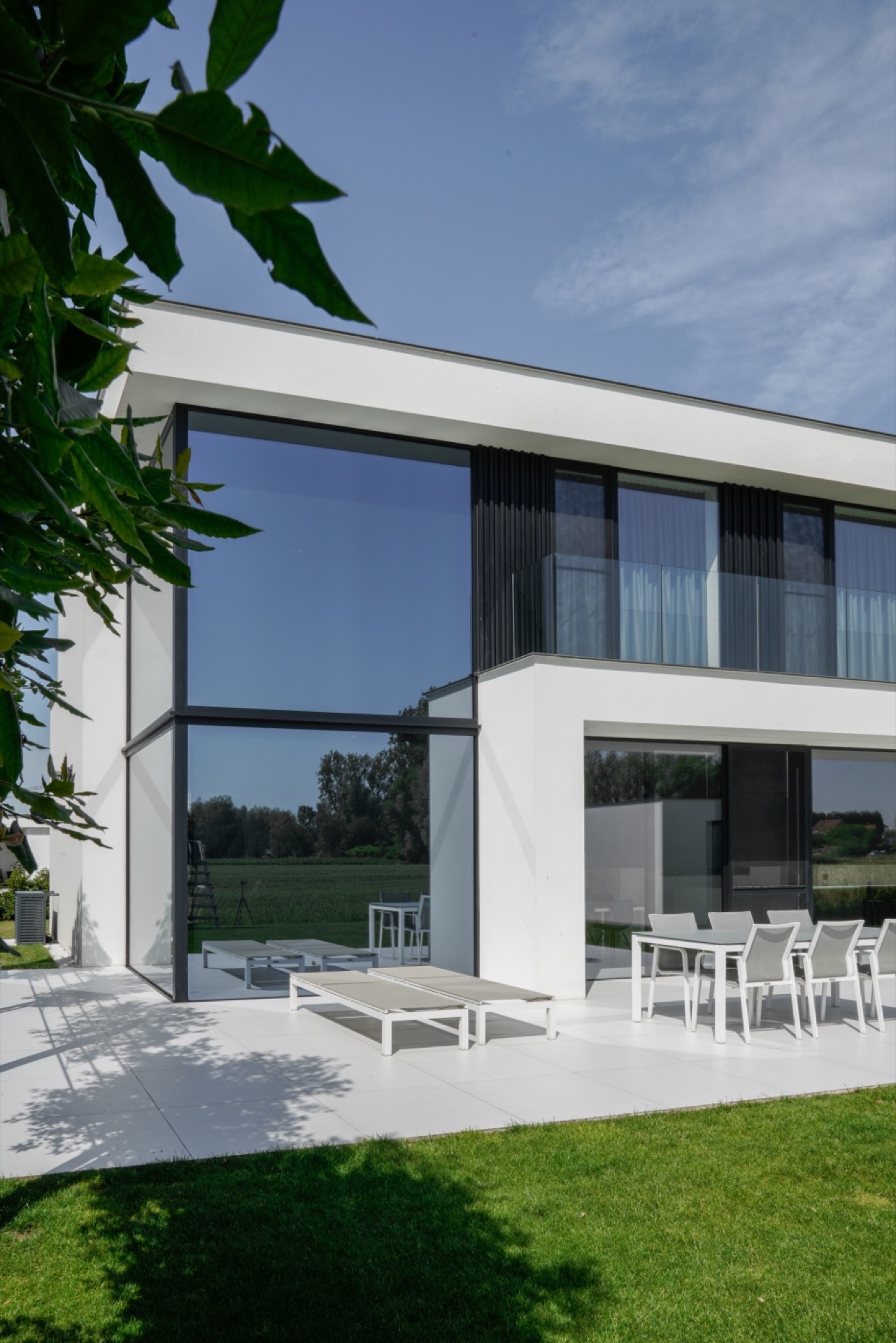 Ruime villa uitgevoerd in strakke, moderne crepi-2