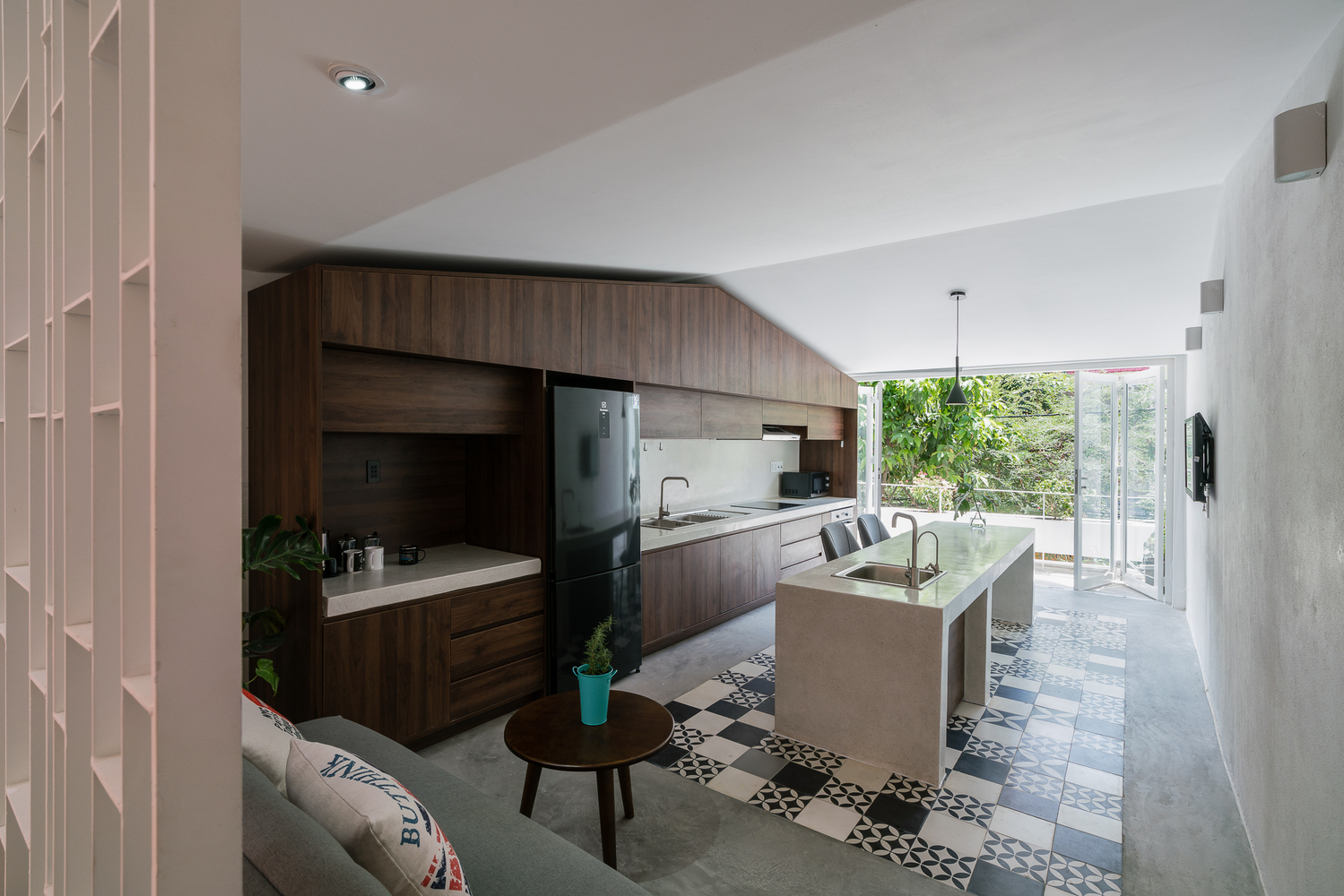 ZAKK ANDS HOUSE 透明金属边界与自然光影的完美融合-31