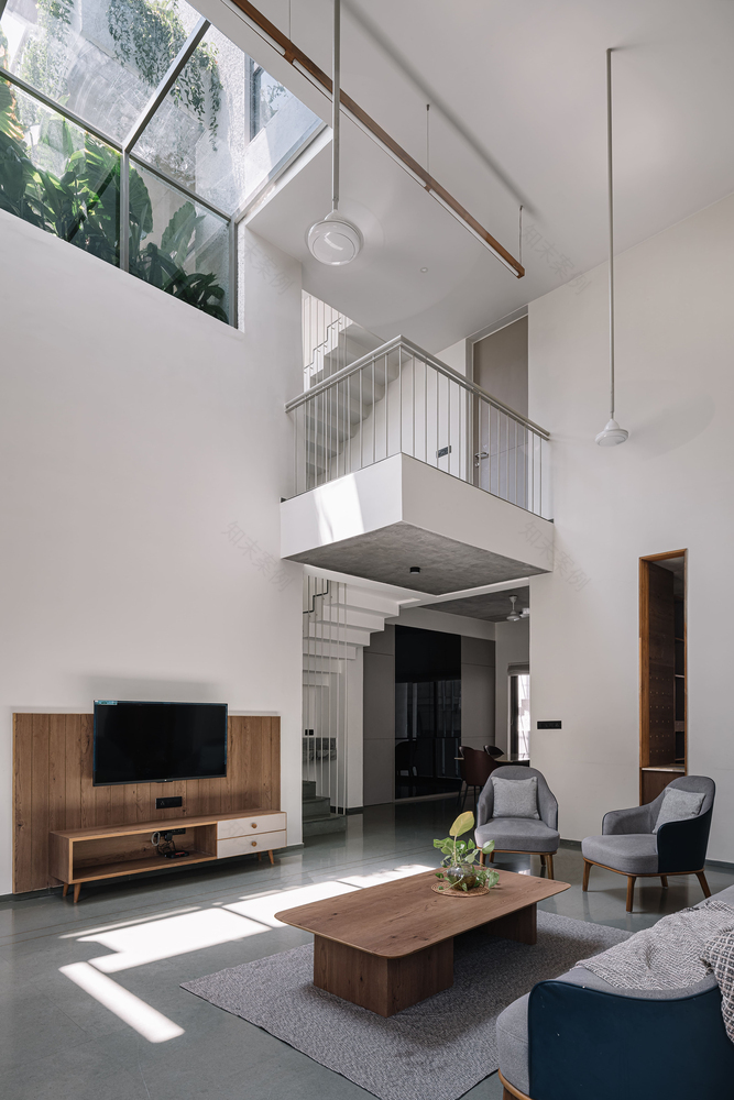 白色漂白之家 | 印度 Parvat Patiya 地区的现代简约住宅设计-8