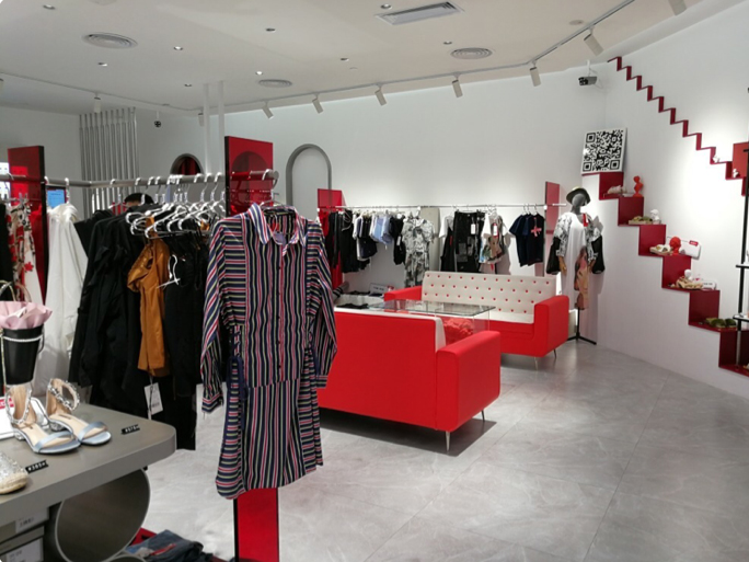 “流量收割机”，开了全球首家线下体验店-24