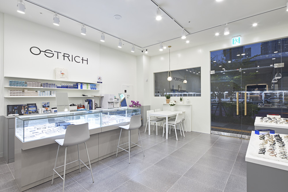 白色与灰色的极简空间 | 奥斯特里奇安景的眼镜店设计-3