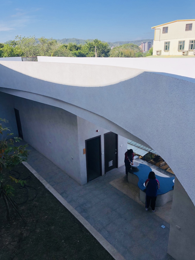 山峦校园中的有机弧线厕所设计-6