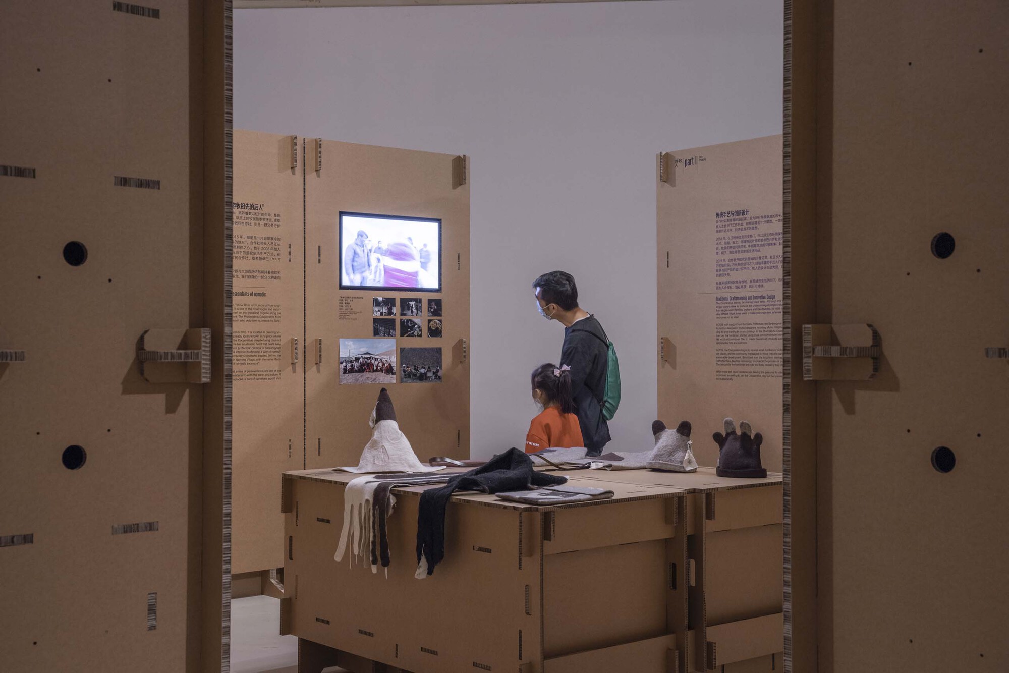 Exhibition Space Formed by Corrugated Cardboards / LUO studio-26