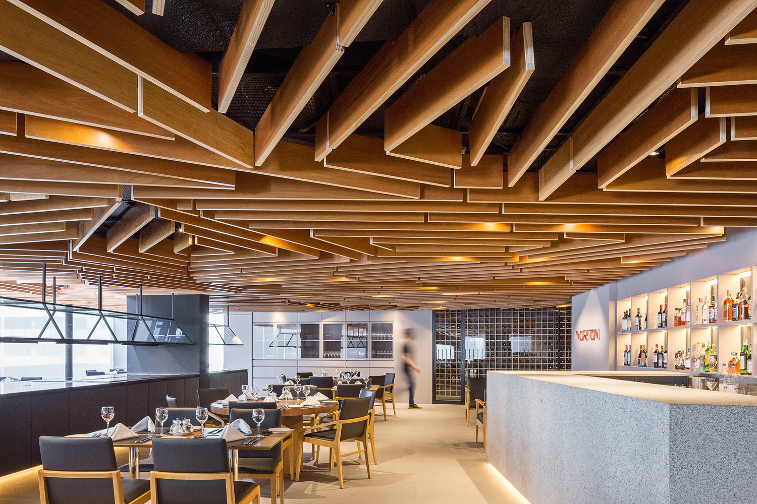 巴西 Norton 餐厅的悬浮木质天花板设计-18