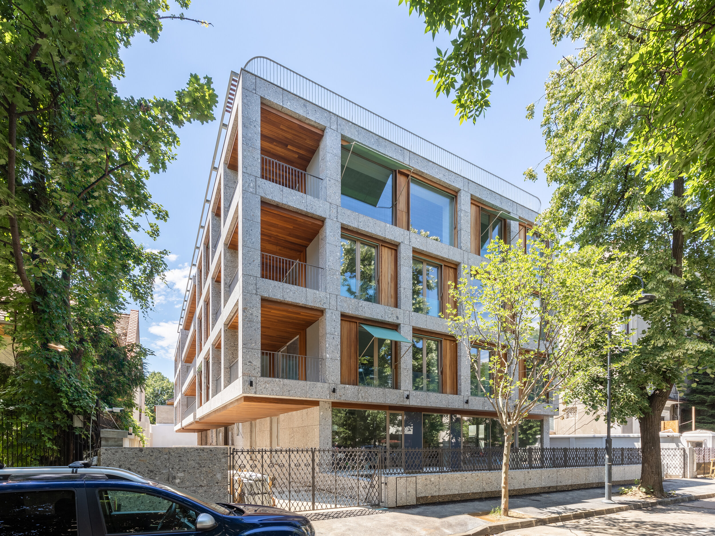 华沙6号

注：VARSOVIA是拉丁语中华沙（波兰首都）的名称这里6推测可能是编号之类，由于缺乏更多背景信息，按常规理解翻译为华沙6号  -5