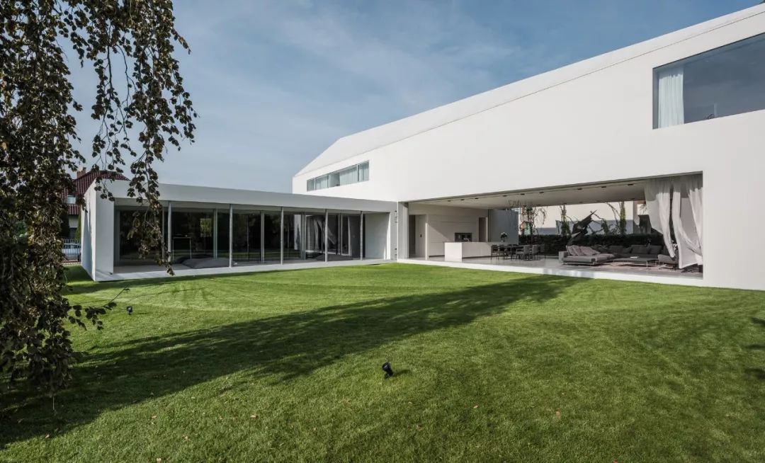 波兰 KWK PROMES 建筑工作室打造“跟随太阳轨迹移动的房子”-47