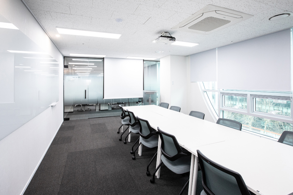 白色与木色的极简奢华 | 100 平米办公室的优雅内饰-10