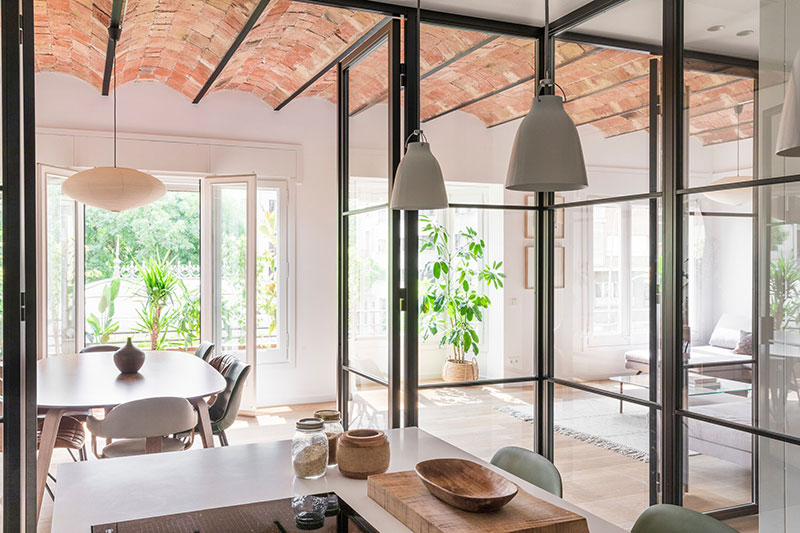 巴塞罗那带有拱顶天花板和波西米亚装饰风格的明亮公寓-10