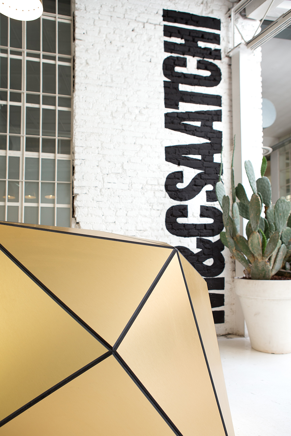 全球广告巨头 M&CSAATCHI 米兰总部纯金质感接待厅-14