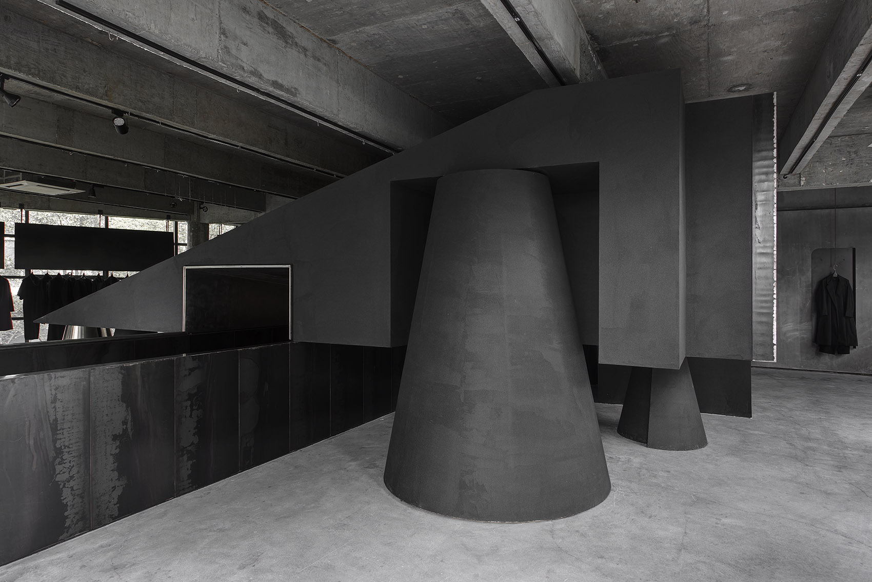黑色斜面系统&黑壳HEIKE服装品牌概念店，中国 / 杭州啊嗯室内设计-4