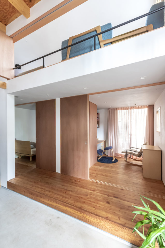 外にも中にも視線が抜けるおおらかなつくりで人が集まる家 | Architecture | 100%LiFE-12