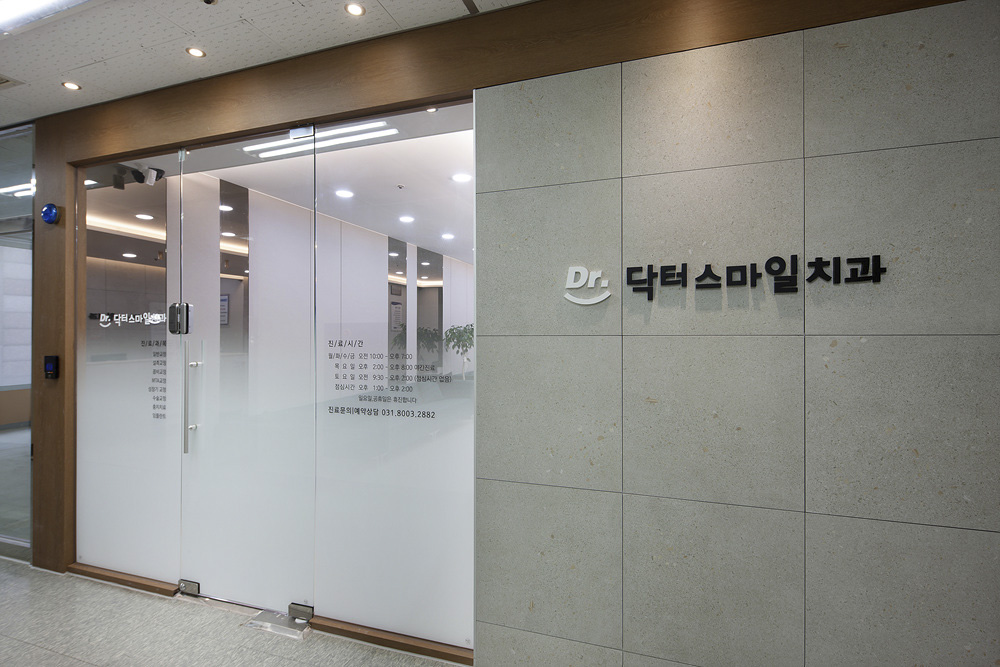 白色与木质的极简魅力 | 38 平米牙科诊所设计-2