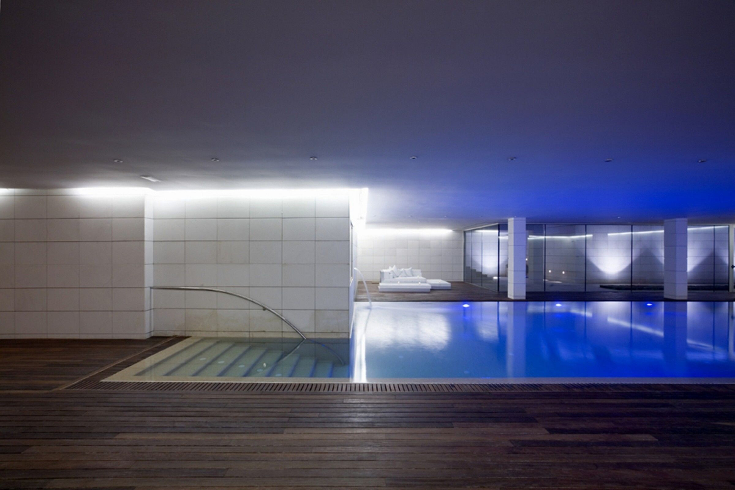 地形融入的绿色多功能酒店设计-26