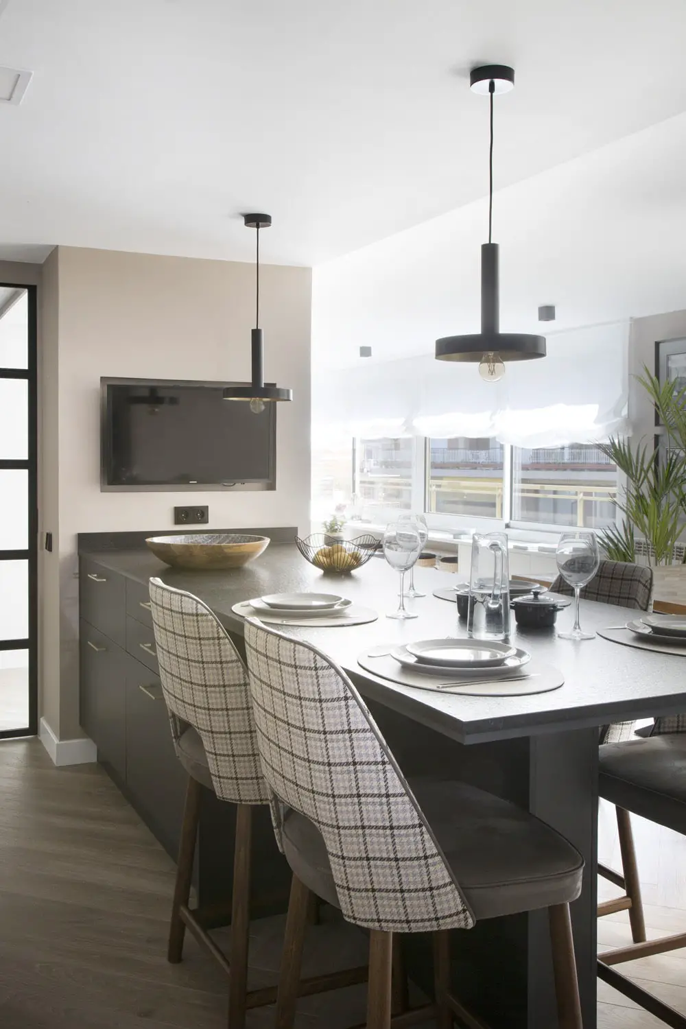 黑沙风格装点巴塞罗那家庭公寓-3