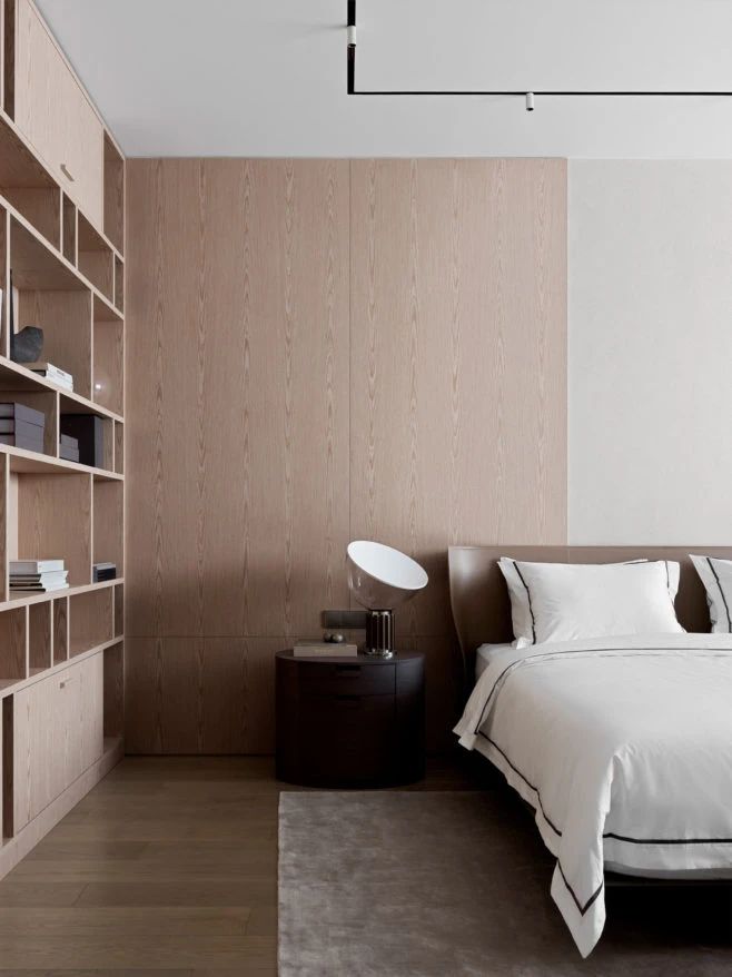 高级灰与木饰面的男性气质公寓丨Yana Demidovich-18