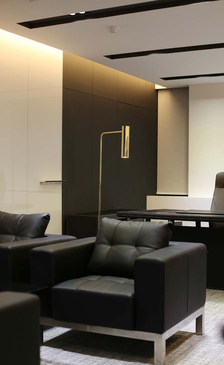 明亮灯光凸显的简约办公空间设计-15