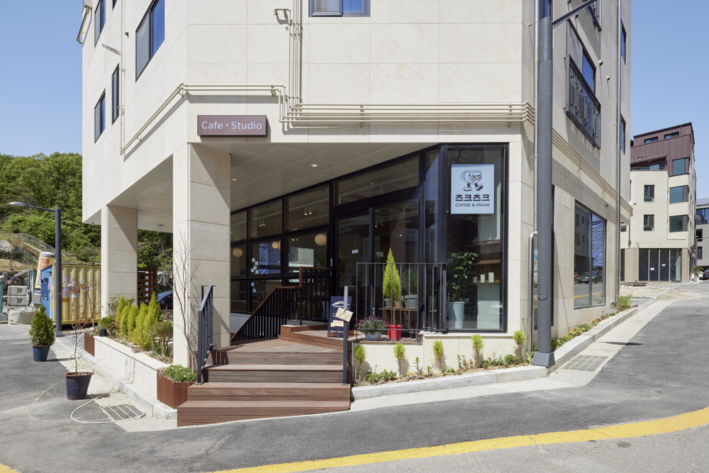 "50 平米白色木质甜品咖啡厅设计"-2