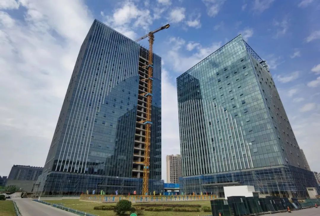 瞄准目标  全力以赴——中亿丰未来建筑研发中心总部大楼单元幕墙顺利封顶-2