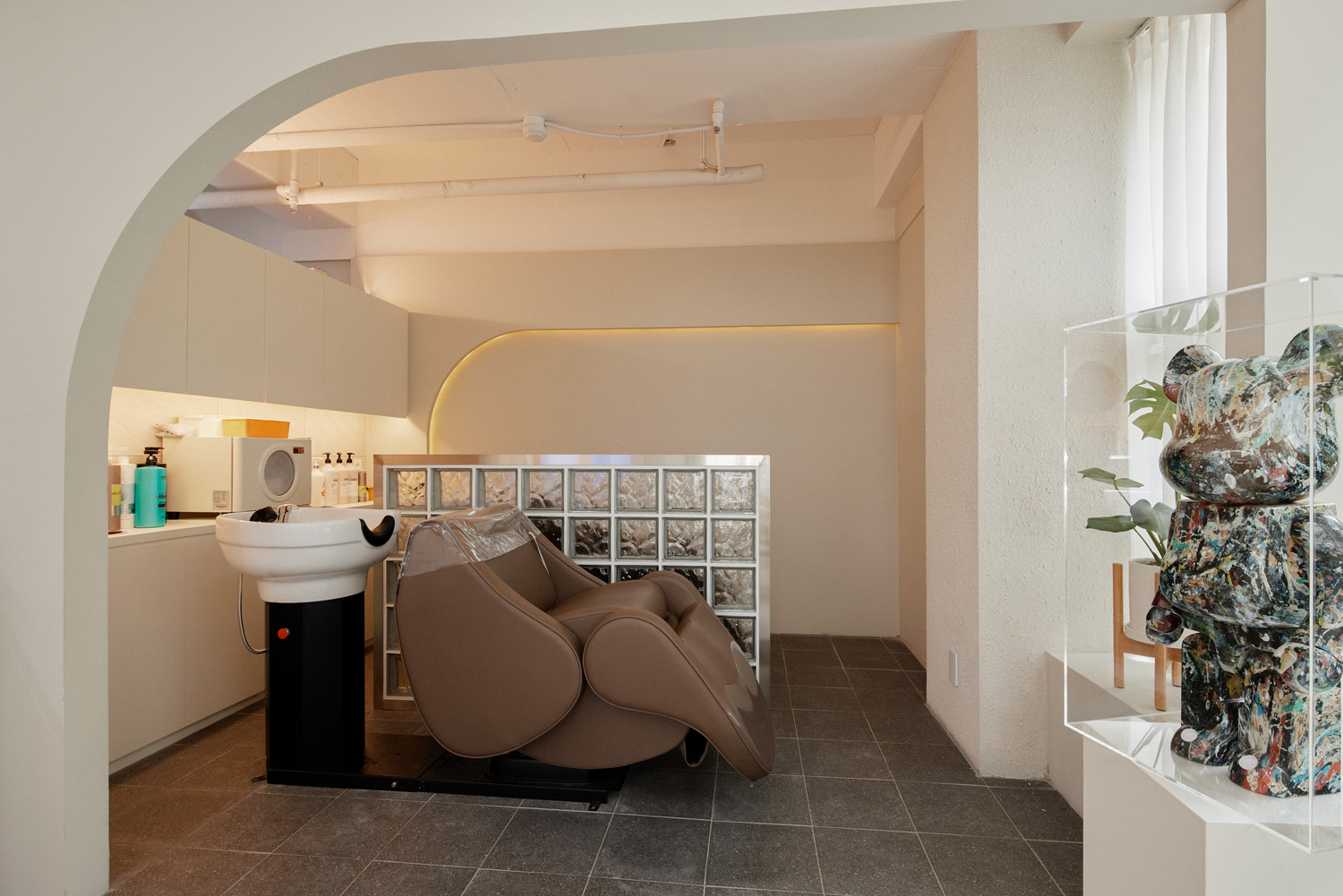 20 平米江南美容室设计 | 温馨氛围与白色&木纹的完美融合-11