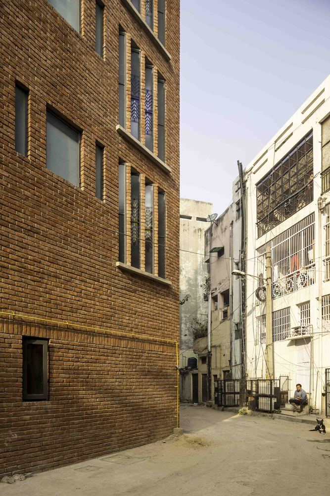 砖墙面纱 · 新德里拥挤社区中的宁静绿洲-74
