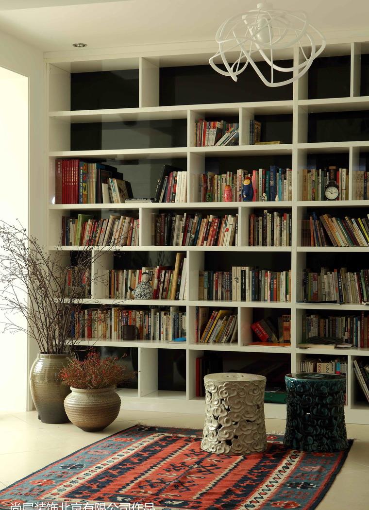 别处生活 | 白桌红椅的餐区与采光下沉庭院-2