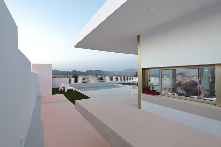 Cantilevered Porch House  Pepa Díaz-1