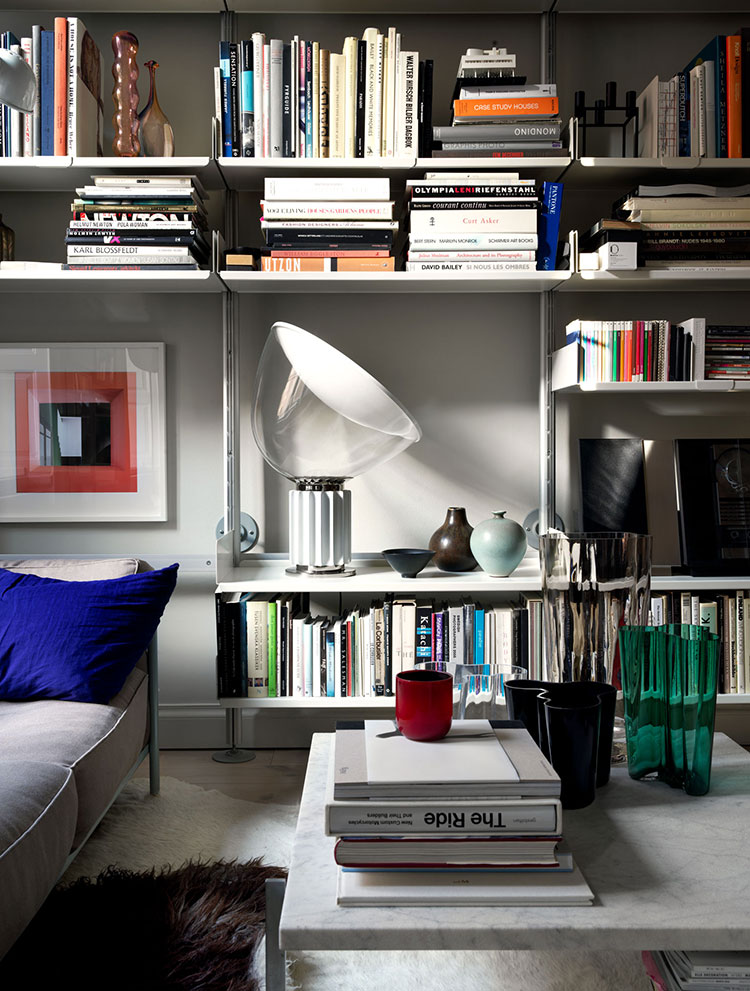 带对比色和开放式储物空间的瑞典公寓-2