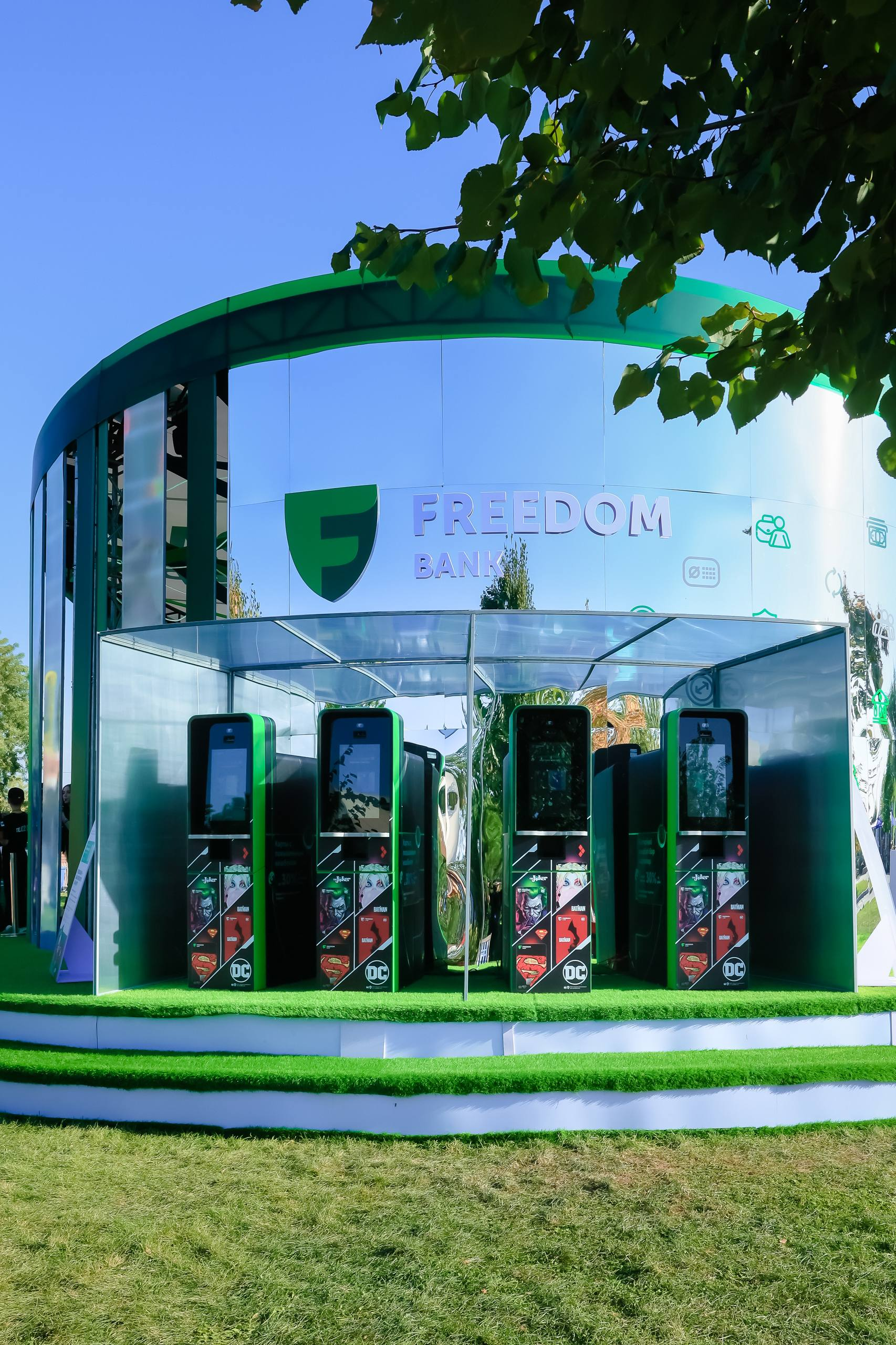 019 镜面绿影！Freedom金融品牌户外沉浸式-1