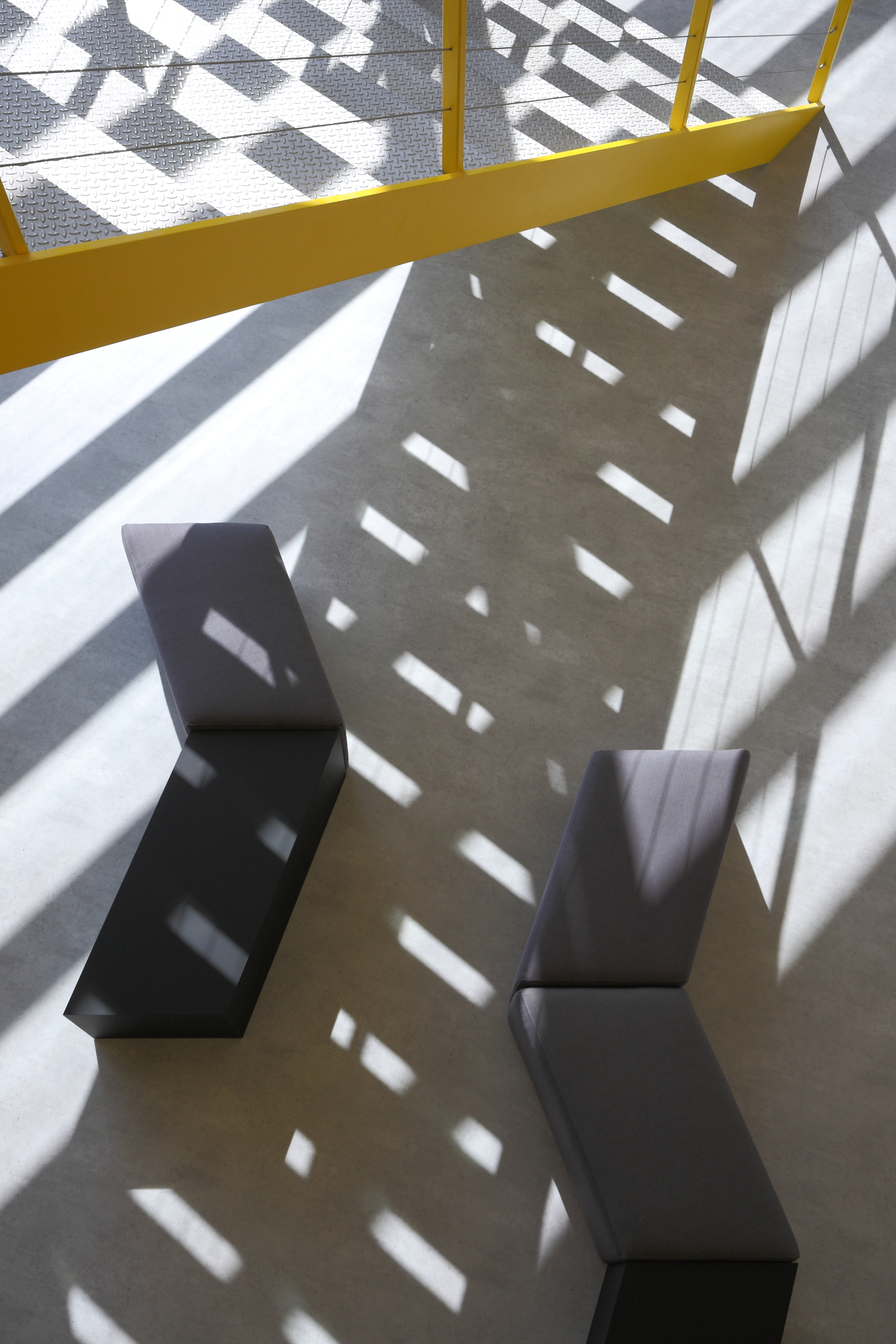 高速公路旁的透明办公建筑-11