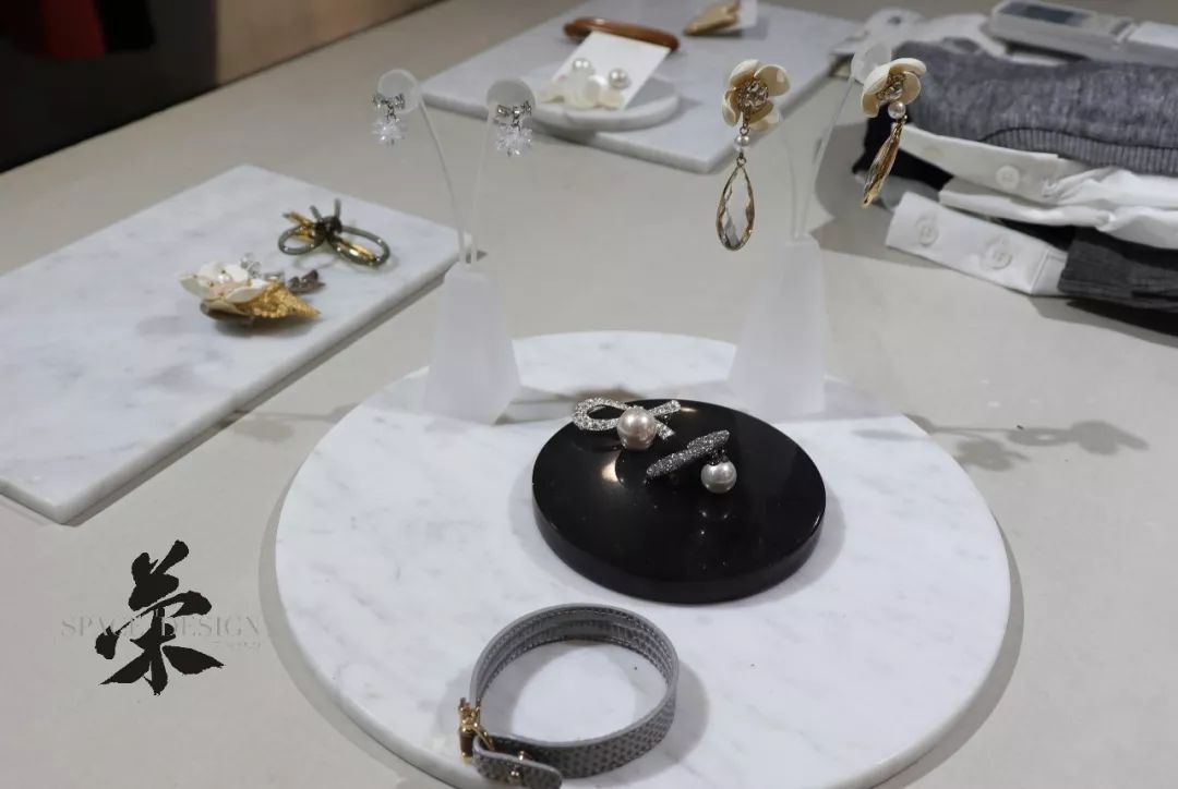 现代工业风翻修,韩姐的店铺焕新亮相-13