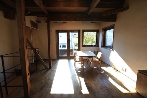 「鉄階段とウッドデッキの家」（铁楼梯与木质甲板之家）丨日本-16