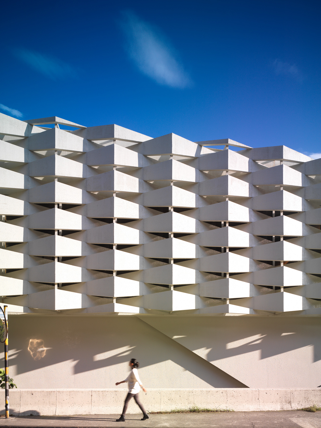 融入自然的动态造型建筑-2