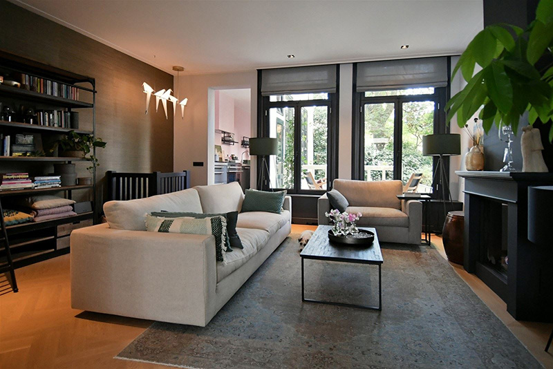 阿姆斯特丹中心区暗色调现代公寓，历史与时尚的完美融合-6