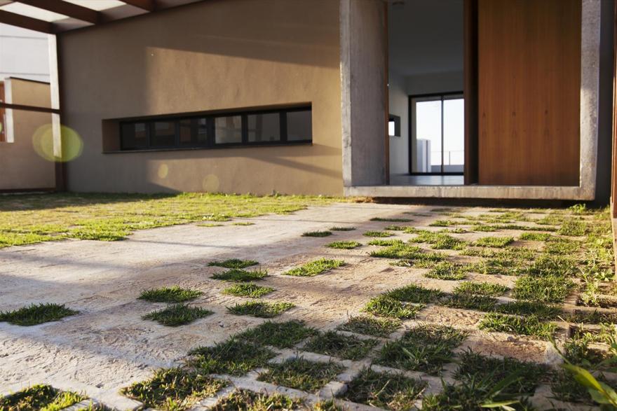 巴西建筑师 David Ito 的混凝土与木结构住宅设计-4